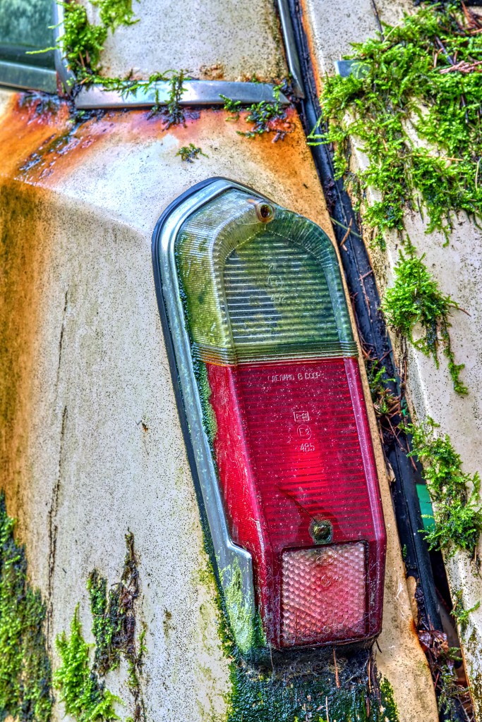 HDR urbex Lost in the Woods lada 1300 opel kadett trash fitou oldtimer youngtimer bus morgon tractor olielamp vuldop Airco generator belgie